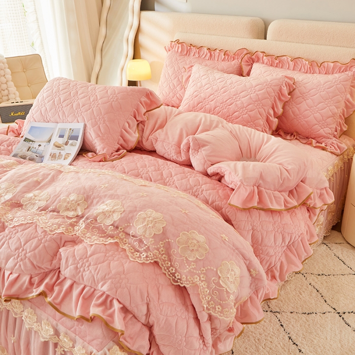 91家纺网 家纺一手货源 找家纺 罗艺轩 2024秋冬新款水晶绒花样年华全夹棉加厚床裙四件套 花样年华-少女粉