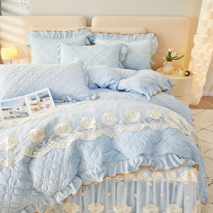 91家纺网 家纺一手货源 找家纺 罗艺轩 2024秋冬新款水晶绒花样年华全夹棉加厚床裙四件套 花样年华-天空蓝