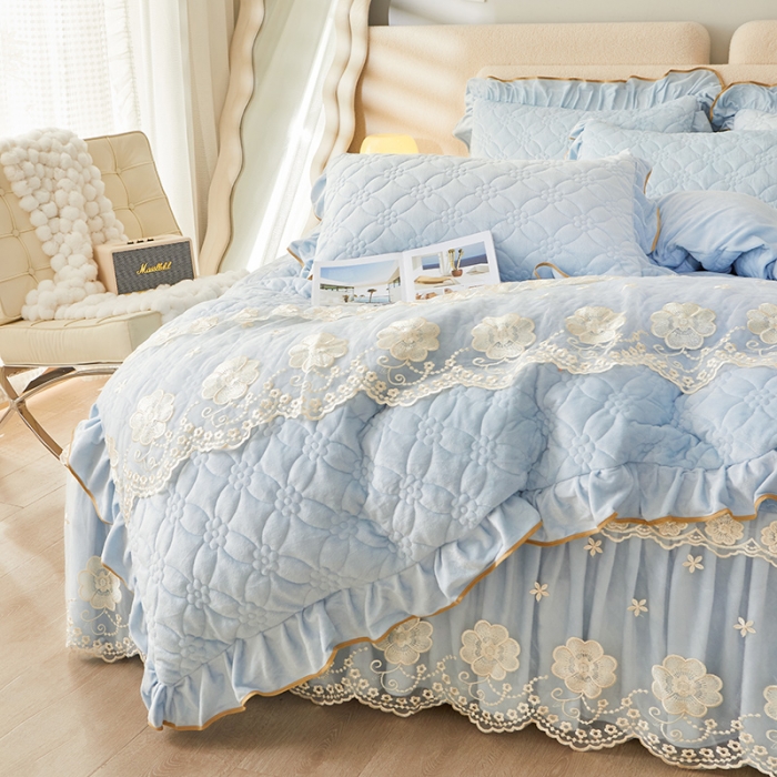 91家纺网 家纺一手货源 找家纺 罗艺轩 2024秋冬新款水晶绒花样年华全夹棉加厚床裙四件套 花样年华-天空蓝