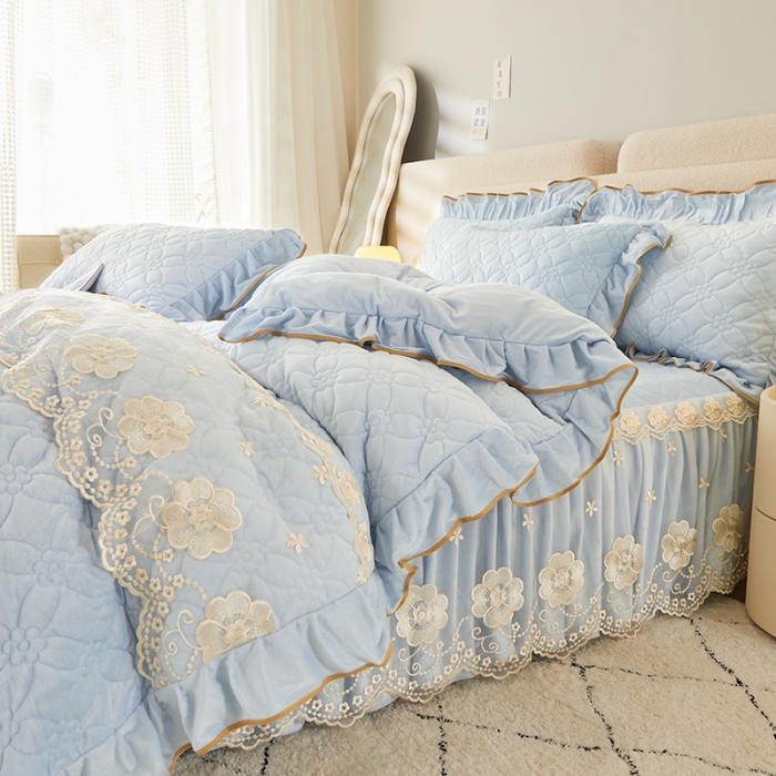 91家纺网 家纺一手货源 找家纺 罗艺轩 2024秋冬新款水晶绒花样年华全夹棉加厚床裙四件套 花样年华-天空蓝