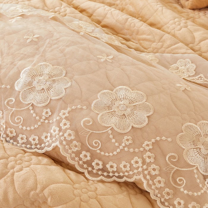 91家纺网 家纺一手货源 找家纺 罗艺轩 2024秋冬新款水晶绒花样年华全夹棉加厚床裙四件套 花样年华-香槟金