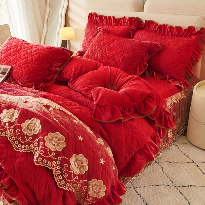 91家纺网 家纺一手货源 找家纺 罗艺轩 2024秋冬新款水晶绒花样年华全夹棉加厚床裙四件套 花样年华-中国红