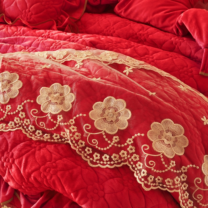 91家纺网 家纺一手货源 找家纺 罗艺轩 2024秋冬新款水晶绒花样年华全夹棉加厚床裙四件套 花样年华-中国红