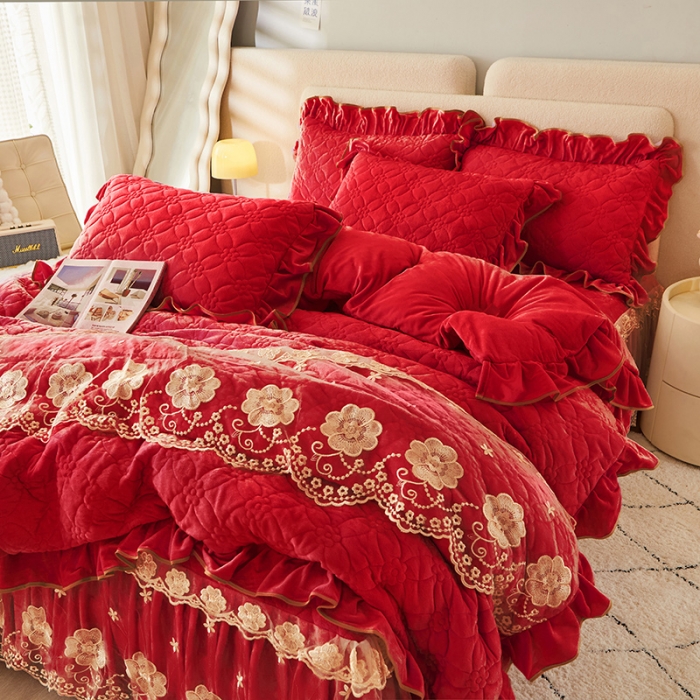 91家纺网 家纺一手货源 找家纺 罗艺轩 2024秋冬新款水晶绒花样年华全夹棉加厚床裙四件套 花样年华-中国红