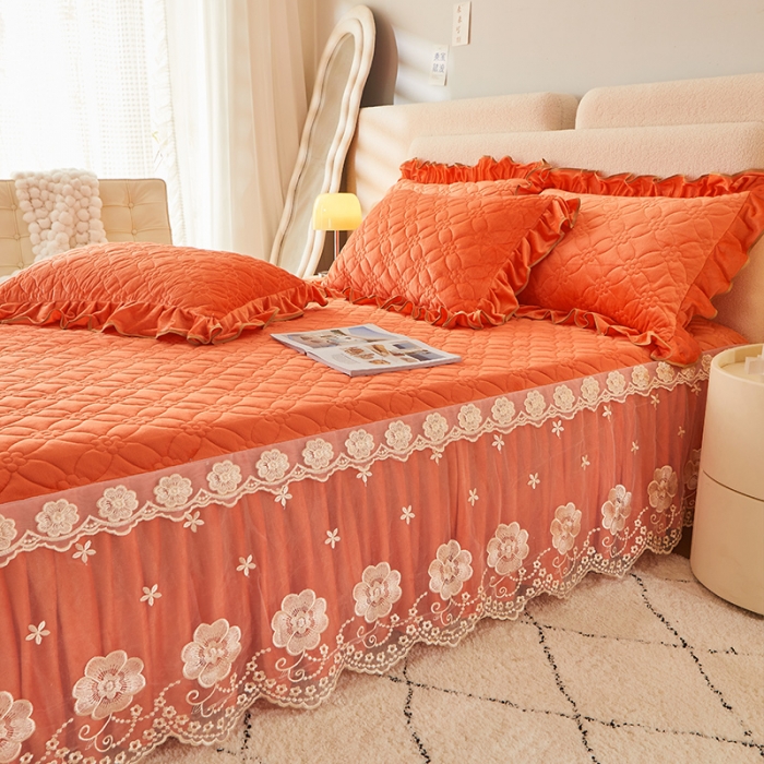 91家纺网 家纺一手货源 找家纺 罗艺轩 2024秋冬新款水晶绒花样年华全夹棉加厚床裙三件套 花样年华-爱玛橙