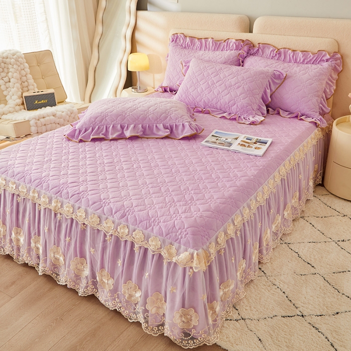 91家纺网 家纺一手货源 找家纺 罗艺轩 2024秋冬新款水晶绒花样年华全夹棉加厚床裙三件套 花样年华-丁香紫