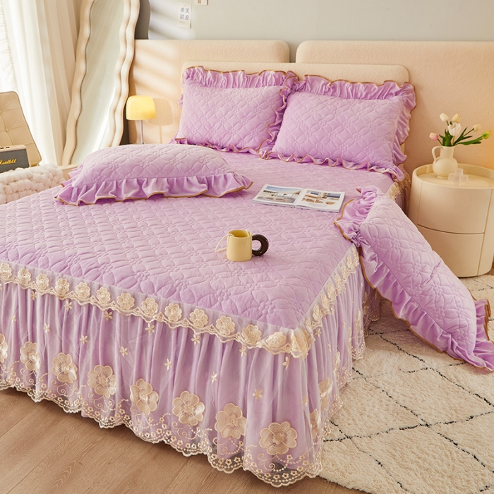 91家纺网 家纺一手货源 找家纺 罗艺轩 2024秋冬新款水晶绒花样年华全夹棉加厚床裙三件套 花样年华-丁香紫