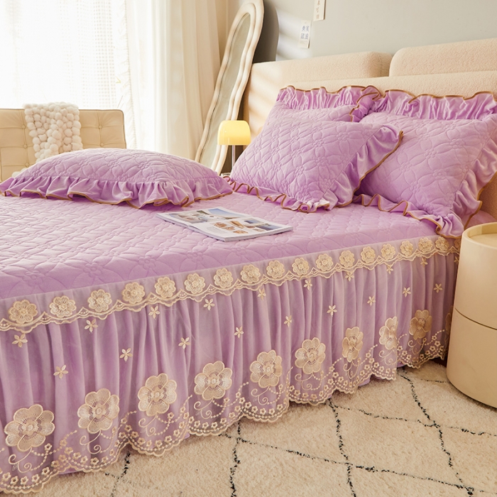 91家纺网 家纺一手货源 找家纺 罗艺轩 2024秋冬新款水晶绒花样年华全夹棉加厚床裙三件套 花样年华-丁香紫