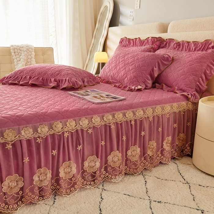 91家纺网 家纺一手货源 找家纺 罗艺轩 2024秋冬新款水晶绒花样年华全夹棉加厚床裙三件套 花样年华-豆沙红