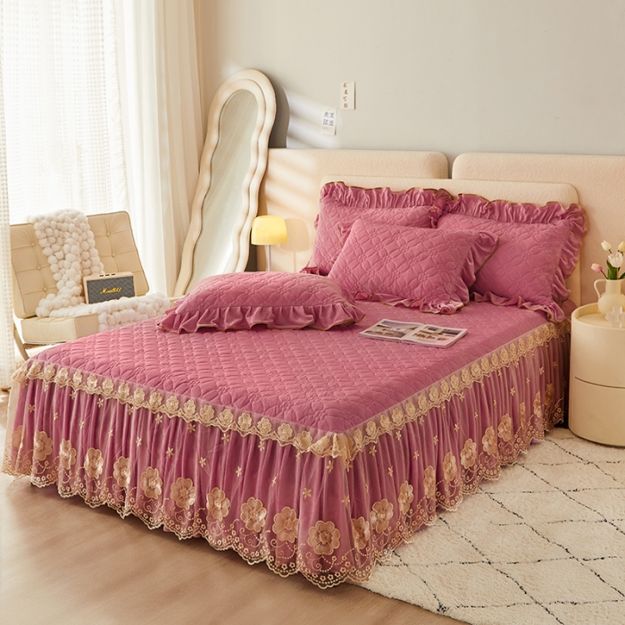 91家纺网 家纺一手货源 找家纺 罗艺轩 2024秋冬新款水晶绒花样年华全夹棉加厚床裙三件套 花样年华-豆沙红