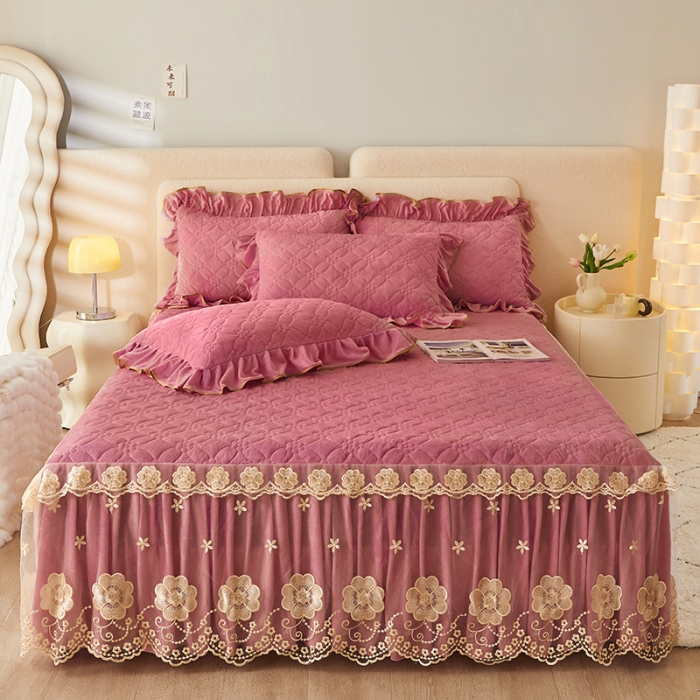 91家纺网 家纺一手货源 找家纺 罗艺轩 2024秋冬新款水晶绒花样年华全夹棉加厚床裙三件套 花样年华-豆沙红