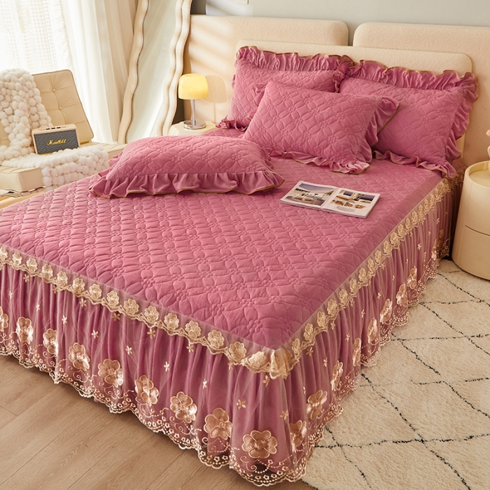 91家纺网 家纺一手货源 找家纺 罗艺轩 2024秋冬新款水晶绒花样年华全夹棉加厚床裙三件套 花样年华-豆沙红