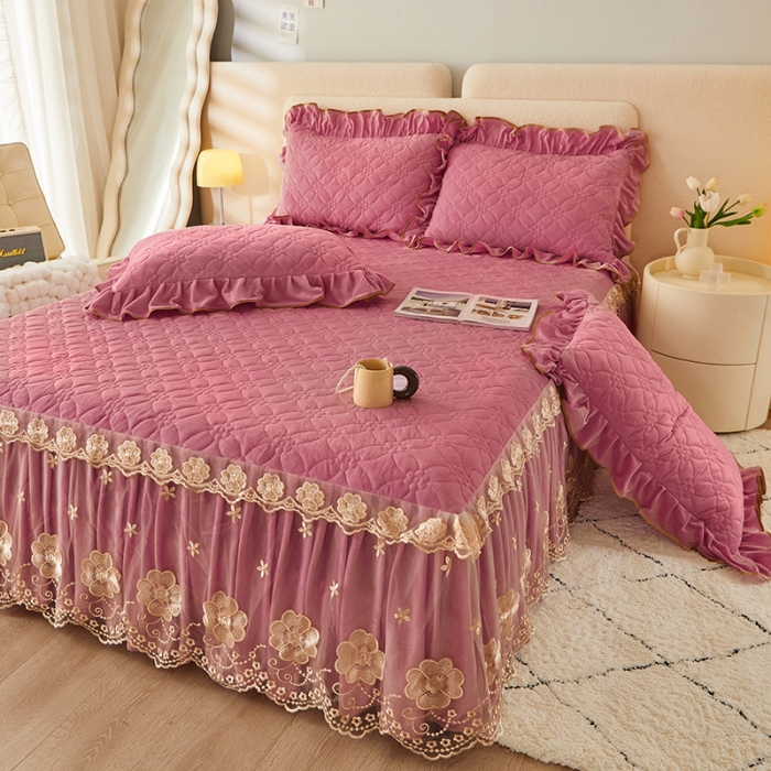 91家纺网 家纺一手货源 找家纺 罗艺轩 2024秋冬新款水晶绒花样年华全夹棉加厚床裙三件套 花样年华-豆沙红