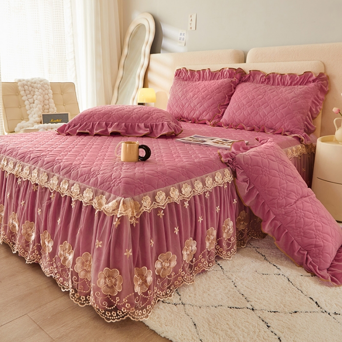 91家纺网 家纺一手货源 找家纺 罗艺轩 2024秋冬新款水晶绒花样年华全夹棉加厚床裙三件套 花样年华-豆沙红