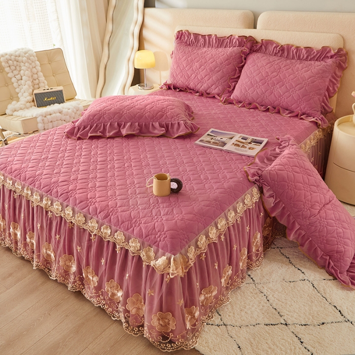 91家纺网 家纺一手货源 找家纺 罗艺轩 2024秋冬新款水晶绒花样年华全夹棉加厚床裙三件套 花样年华-豆沙红