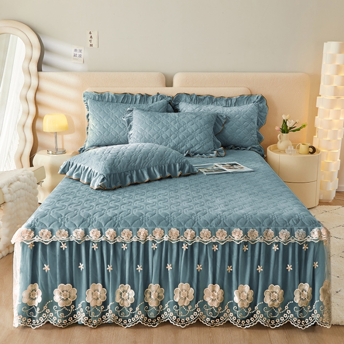91家纺网 家纺一手货源 找家纺 罗艺轩 2024秋冬新款水晶绒花样年华全夹棉加厚床裙三件套 花样年华-湖蓝
