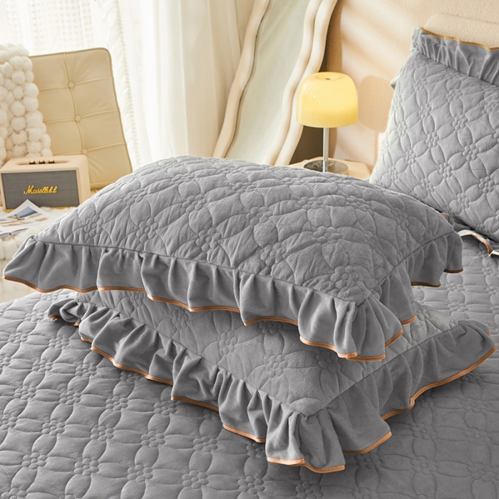 91家纺网 家纺一手货源 找家纺 罗艺轩 2024秋冬新款水晶绒花样年华全夹棉加厚床裙三件套 花样年华-高级灰