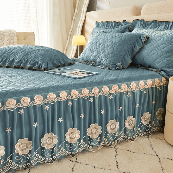 91家纺网 家纺一手货源 找家纺 罗艺轩 2024秋冬新款水晶绒花样年华全夹棉加厚床裙三件套 花样年华-湖蓝