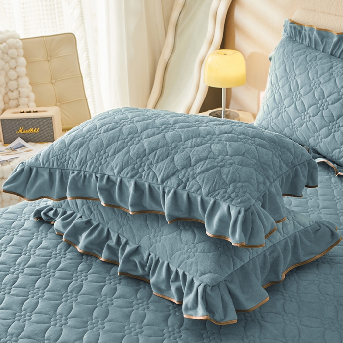 91家纺网 家纺一手货源 找家纺 罗艺轩 2024秋冬新款水晶绒花样年华全夹棉加厚床裙三件套 花样年华-湖蓝