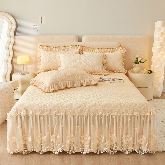 91家纺网 家纺一手货源 找家纺 罗艺轩 2024秋冬新款水晶绒花样年华全夹棉加厚床裙三件套 花样年华-米黄