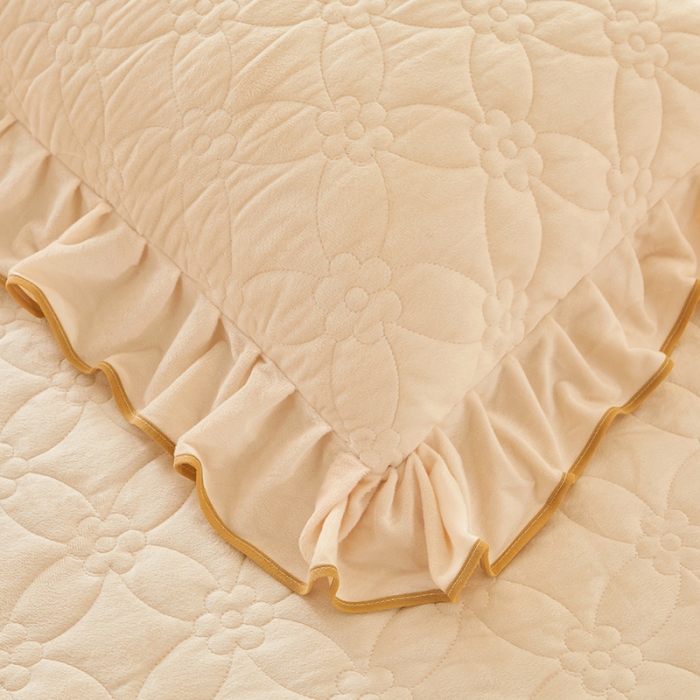 91家纺网 家纺一手货源 找家纺 罗艺轩 2024秋冬新款水晶绒花样年华全夹棉加厚床裙三件套 花样年华-米黄