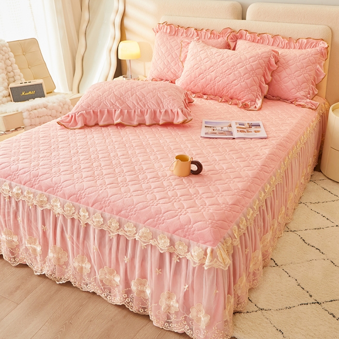 91家纺网 家纺一手货源 找家纺 罗艺轩 2024秋冬新款水晶绒花样年华全夹棉加厚床裙三件套 花样年华-少女粉