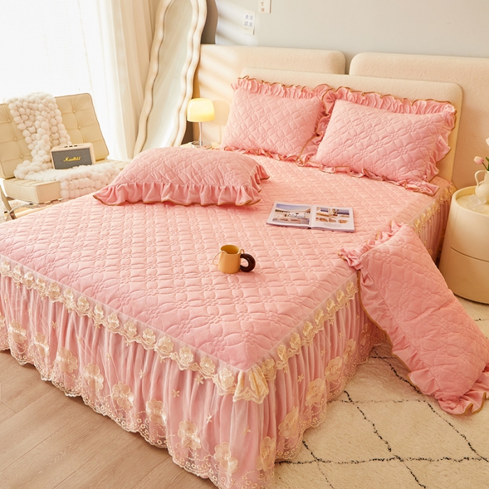 91家纺网 家纺一手货源 找家纺 罗艺轩 2024秋冬新款水晶绒花样年华全夹棉加厚床裙三件套 花样年华-少女粉