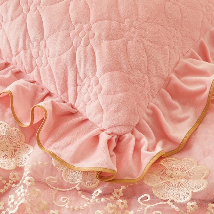 91家纺网 家纺一手货源 找家纺 罗艺轩 2024秋冬新款水晶绒花样年华全夹棉加厚床裙三件套 花样年华-少女粉