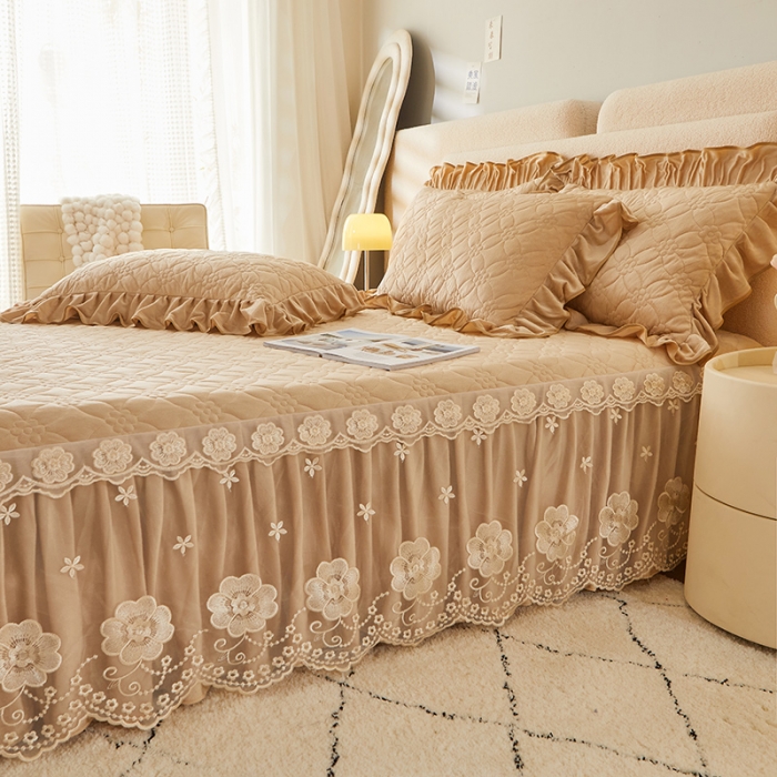 91家纺网 家纺一手货源 找家纺 罗艺轩 2024秋冬新款水晶绒花样年华全夹棉加厚床裙三件套 花样年华-香槟金