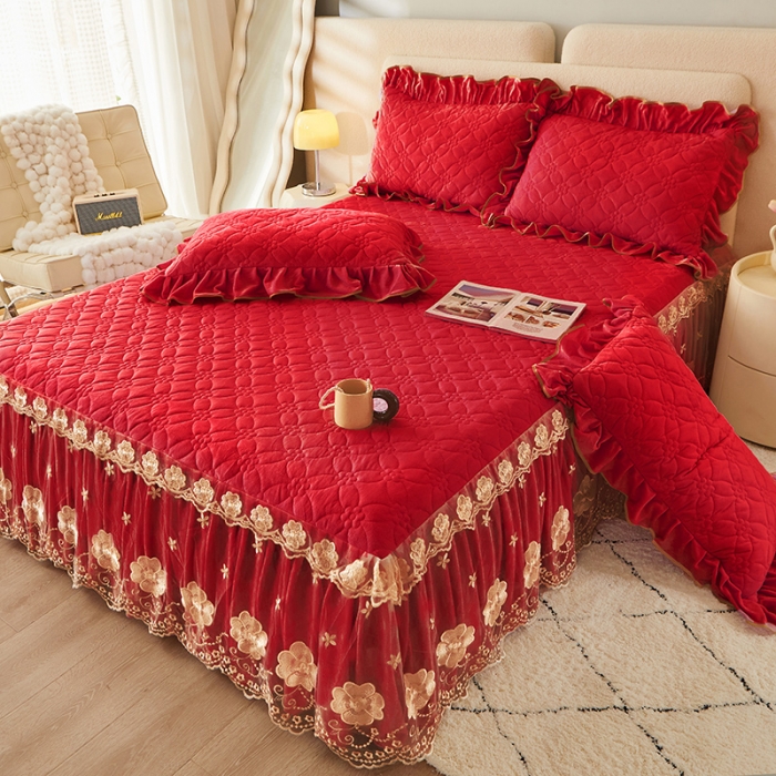 91家纺网 家纺一手货源 找家纺 罗艺轩 2024秋冬新款水晶绒花样年华全夹棉加厚床裙三件套 花样年华-中国红