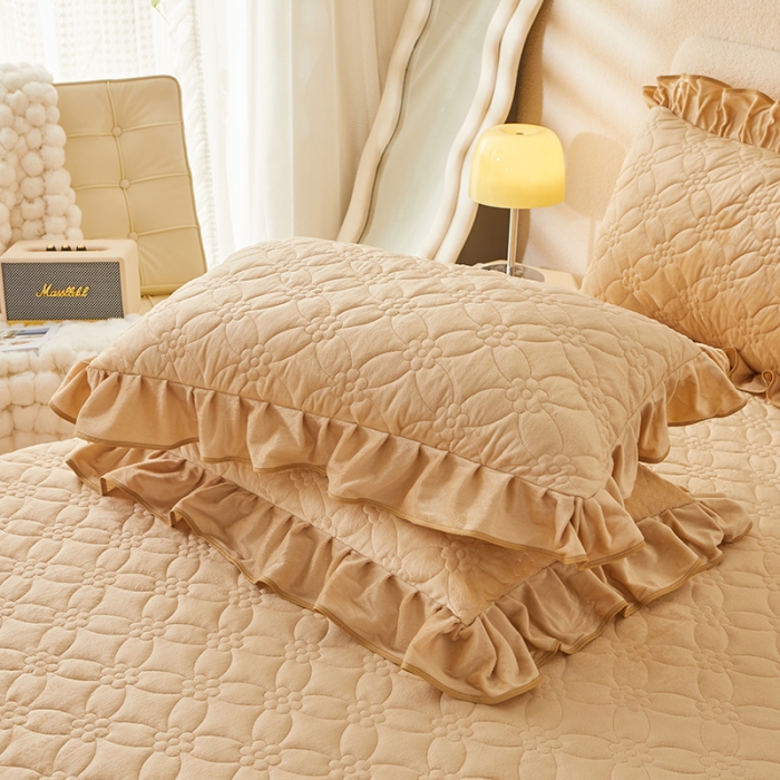 91家纺网 家纺一手货源 找家纺 罗艺轩 2024秋冬新款水晶绒花样年华全夹棉加厚床裙三件套 花样年华-香槟金