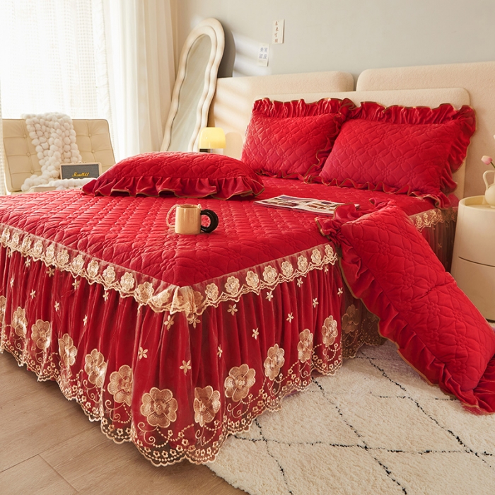 91家纺网 家纺一手货源 找家纺 罗艺轩 2024秋冬新款水晶绒花样年华全夹棉加厚床裙三件套 花样年华-中国红