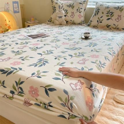 91家纺网 家纺一手货源 找家纺 柒月家居 2023新款牛奶绒床笠 漫步花丛