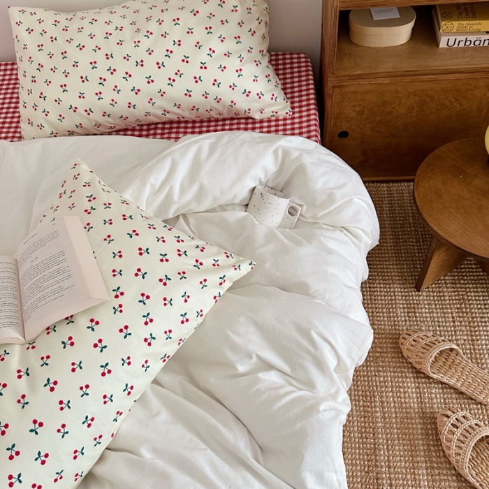 91家纺网 家纺一手货源 找家纺 艾沁 2024新款全棉水洗棉小清新混搭四件套 樱桃+本白
