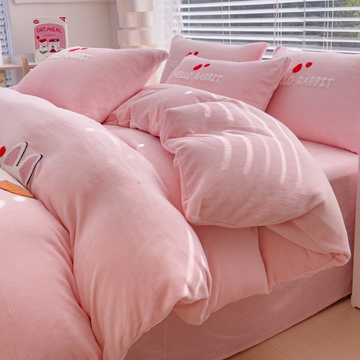 91家纺网 家纺一手货源 找家纺 菲儿家纺 2023新款牛奶绒毛巾绣四件套 可爱兔-粉