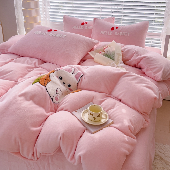 91家纺网 家纺一手货源 找家纺 菲儿家纺 2023新款牛奶绒毛巾绣四件套 可爱兔-粉