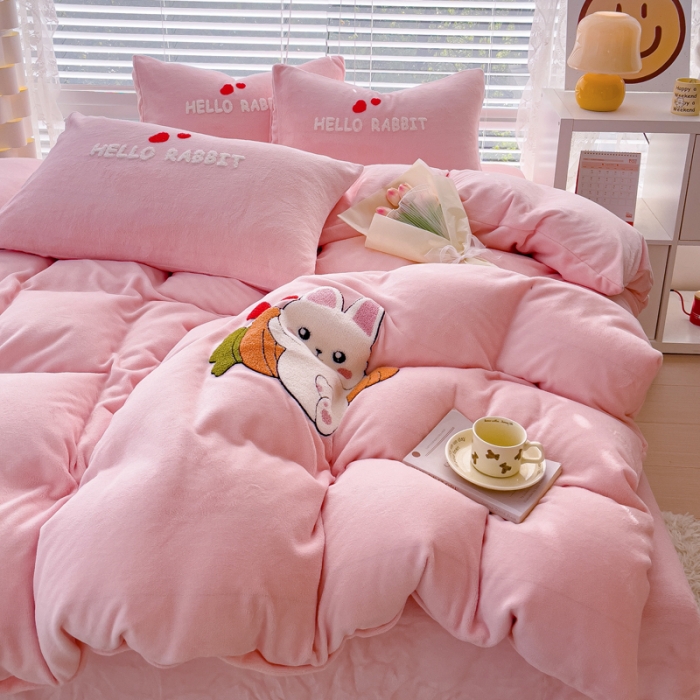 91家纺网 家纺一手货源 找家纺 菲儿家纺 2023新款牛奶绒毛巾绣四件套 可爱兔-粉