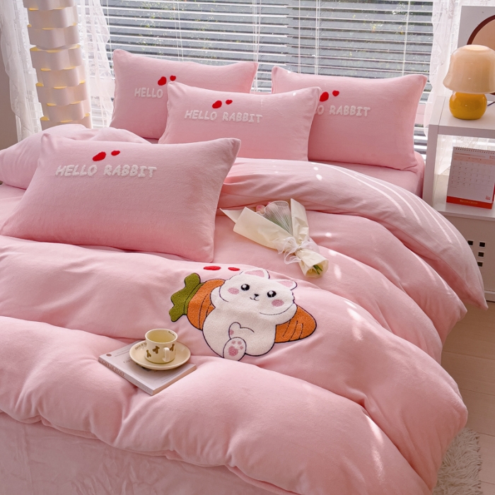 91家纺网 家纺一手货源 找家纺 菲儿家纺 2023新款牛奶绒毛巾绣四件套 可爱兔-粉