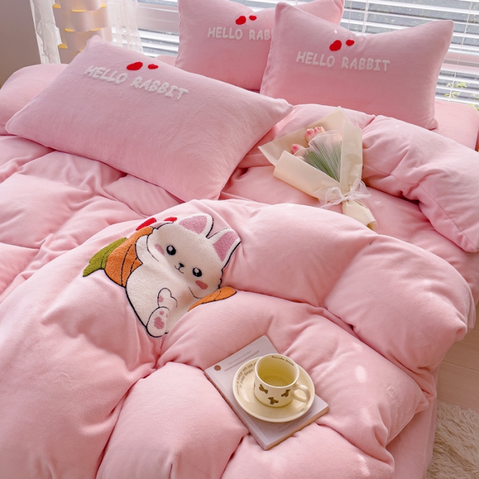 91家纺网 家纺一手货源 找家纺 菲儿家纺 2023新款牛奶绒毛巾绣四件套 可爱兔-粉