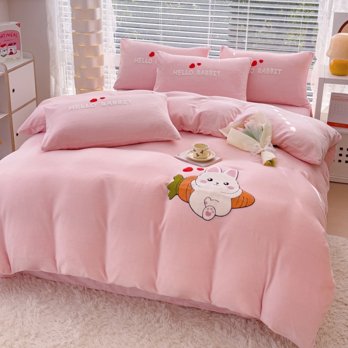 91家纺网 家纺一手货源 找家纺 菲儿家纺 2023新款牛奶绒毛巾绣四件套 可爱兔-粉