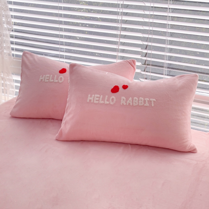 91家纺网 家纺一手货源 找家纺 菲儿家纺 2023新款牛奶绒毛巾绣四件套 可爱兔-粉