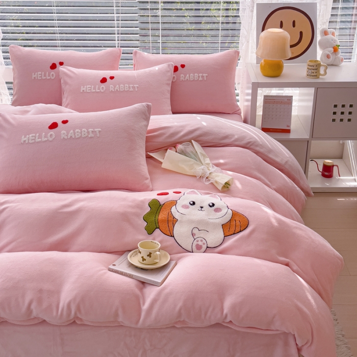 91家纺网 家纺一手货源 找家纺 菲儿家纺 2023新款牛奶绒毛巾绣四件套 可爱兔-粉