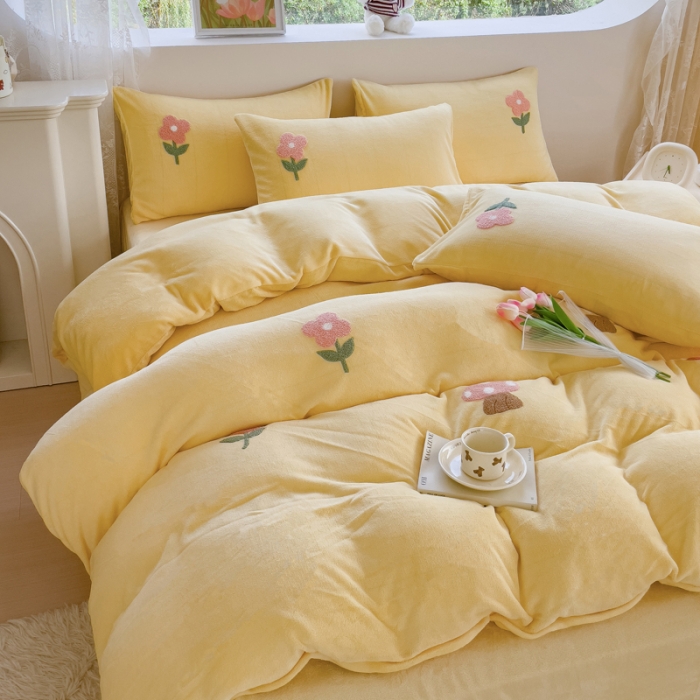 91家纺网 家纺一手货源 找家纺 菲儿家纺 2023新款牛奶绒毛巾绣四件套 小蘑菇-黄