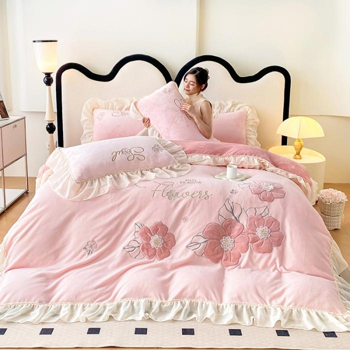 91家纺网 家纺一手货源 找家纺 苏米娜9.5斤韩版雪纺花边公主粉绒牛奶绒拼接贴布绣四件套法式婴儿绒