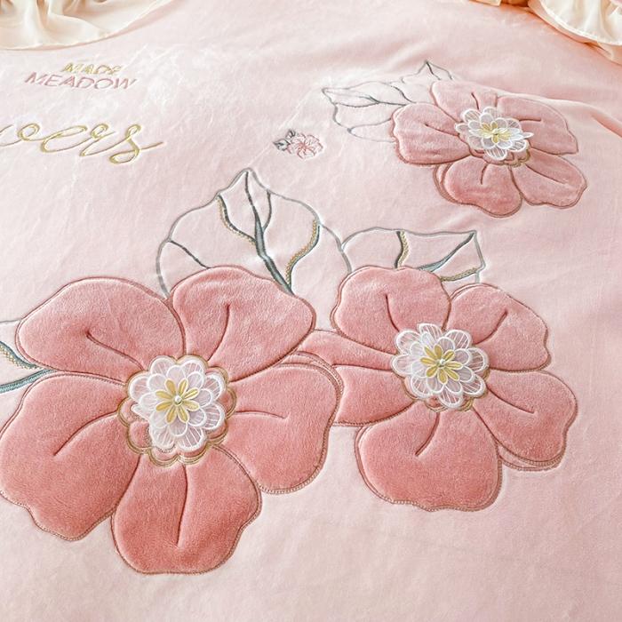 91家纺网 家纺一手货源 找家纺 苏米娜9.5斤韩版雪纺花边公主粉绒牛奶绒拼接贴布绣四件套法式婴儿绒