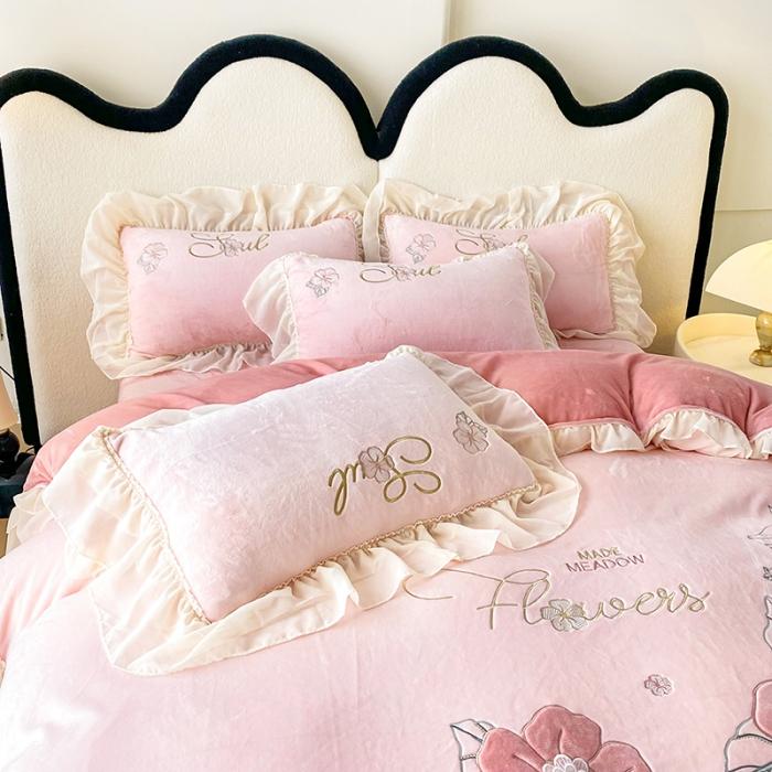 91家纺网 家纺一手货源 找家纺 苏米娜9.5斤韩版雪纺花边公主粉绒牛奶绒拼接贴布绣四件套法式婴儿绒