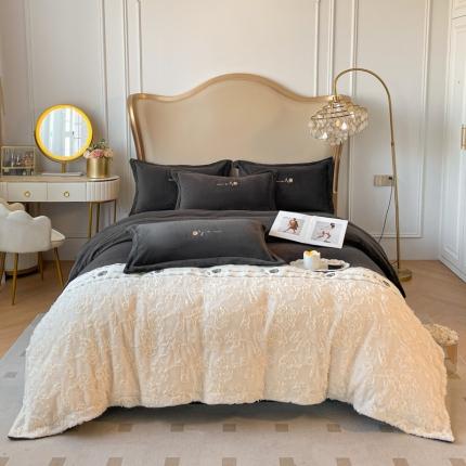 91家纺网 家纺一手货源 找家纺 秀色秋冬轻奢立体刺绣牛奶绒四件套双面加绒加厚保暖珊瑚绒法兰绒四件套 茹伊-雾粉