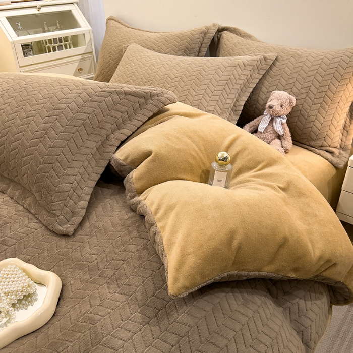 91家纺网 家纺一手货源 找家纺 全季家居  2023新款麦穗纹高克重牛奶绒色织提花被套单件 卡其