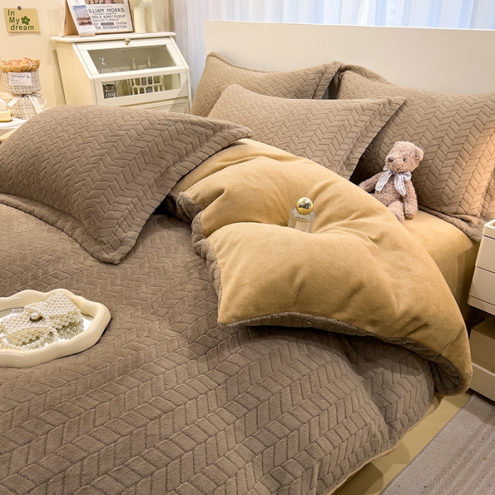 91家纺网 家纺一手货源 找家纺 全季家居  2023新款麦穗纹高克重牛奶绒色织提花被套单件 卡其