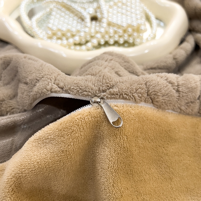 91家纺网 家纺一手货源 找家纺 全季家居  2023新款麦穗纹高克重牛奶绒色织提花被套单件 卡其